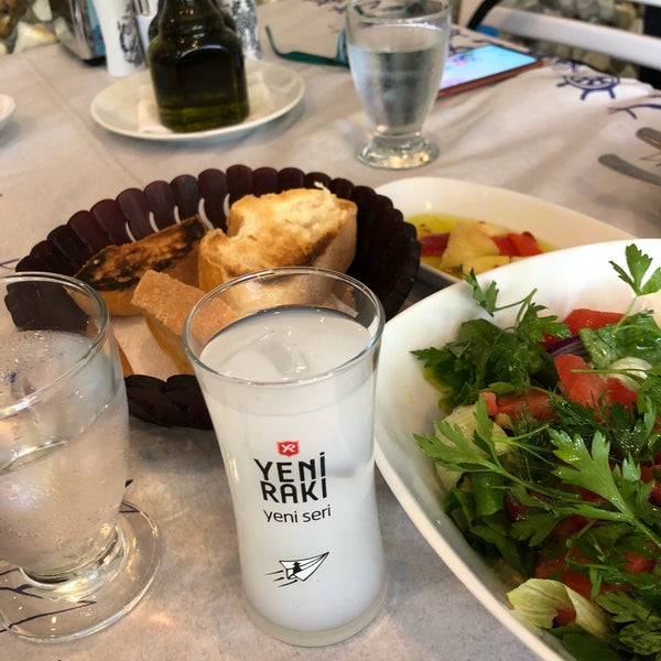 Rakı, balık, salata ve mezeler, başka hiçbir yere gitmeye gerek yok, harika ortam mis gibi tertemiz, bayıldım ortama ⭐️ ⭐️ ⭐️ ⭐️ ⭐️