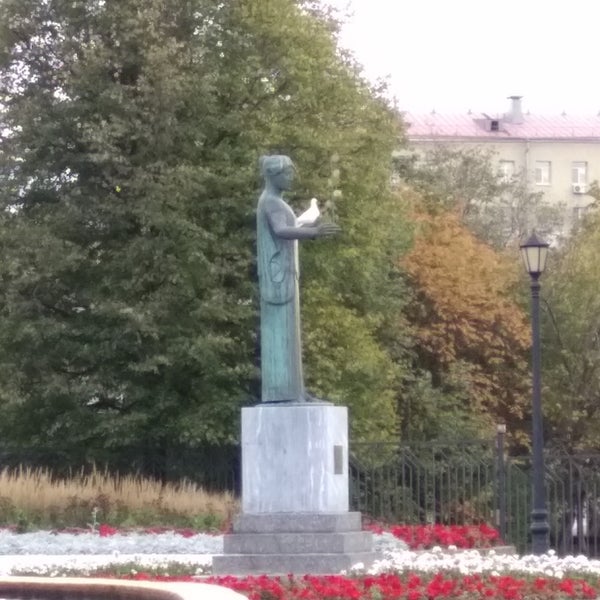 Памятник миру мир в москве