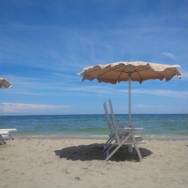 Das Foto wurde bei Attilio Beach Pleasure Club von Karina G. am 7/13/2014 aufgenommen