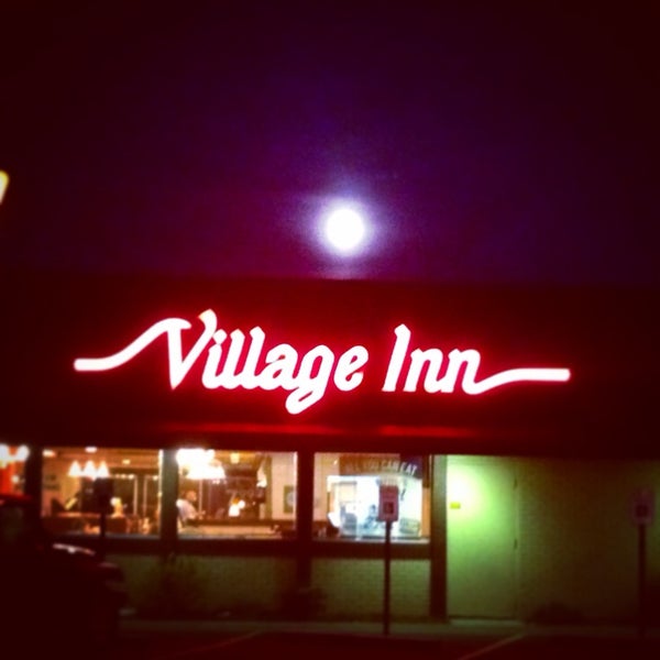 Foto diambil di Village Inn oleh Ralph G. pada 10/8/2014