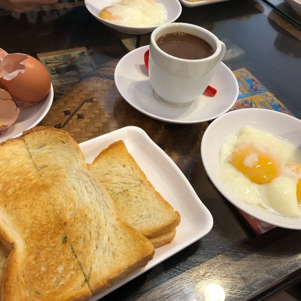 Photo taken at Dong Po Colonial Cafe | 東坡茶室 by Banavie on 9/3/2018