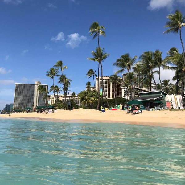 Снимок сделан в Outrigger Reef Waikiki Beach Resort пользователем أروى 11/29/2019