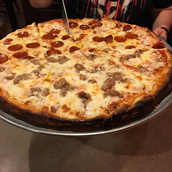 Снимок сделан в Galla&#39;s Pizza пользователем Casey K. 3/8/2016
