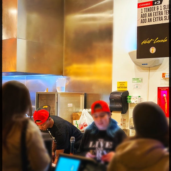 12/30/2019 tarihinde David H.ziyaretçi tarafından Dave’s Hot Chicken'de çekilen fotoğraf