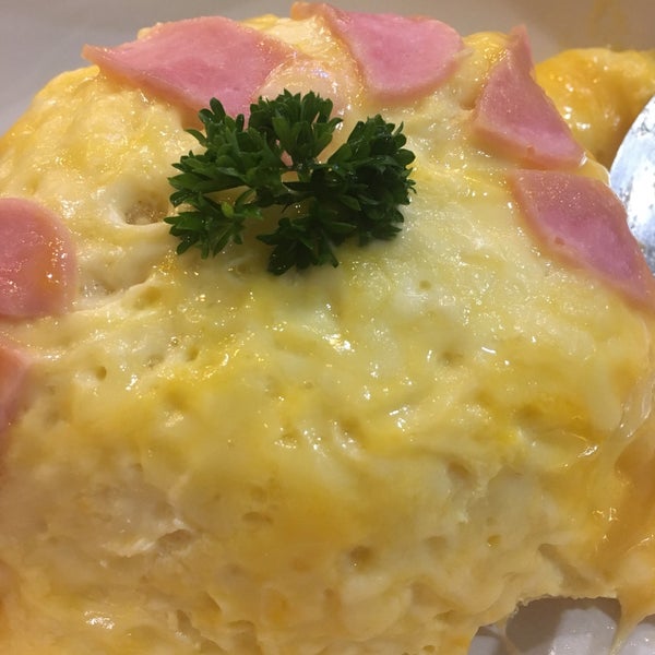 полезные сыры. российский сыр мем. сыр. сырная тарелка вид сверху. сыр в белоречки.