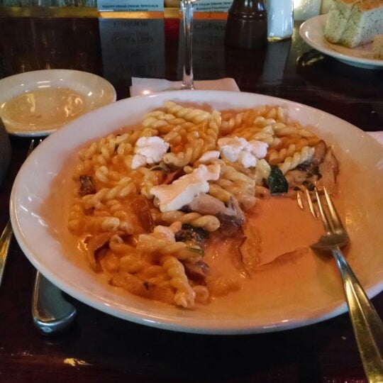 2/28/2014 tarihinde Dren R.ziyaretçi tarafından Amerigo Italian Restaurant'de çekilen fotoğraf