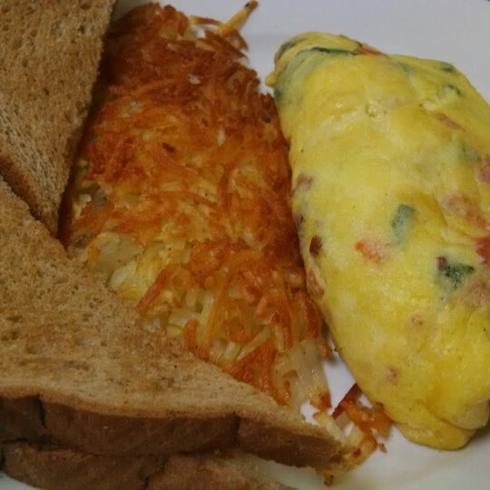 รูปภาพถ่ายที่ Omelette &amp; Waffle Café โดย Dren R. เมื่อ 2/1/2014