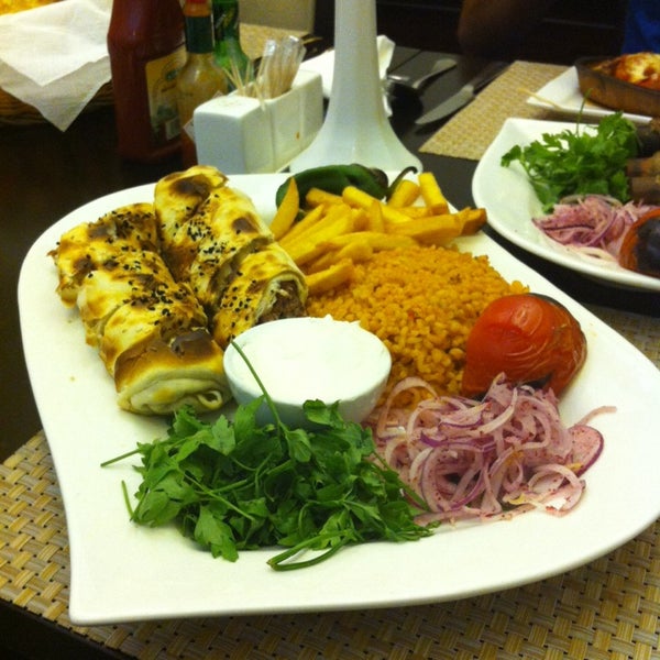 Photo taken at Ennap Restaurant مطعم عناب by JUJ ♌️. on 6/20/2014