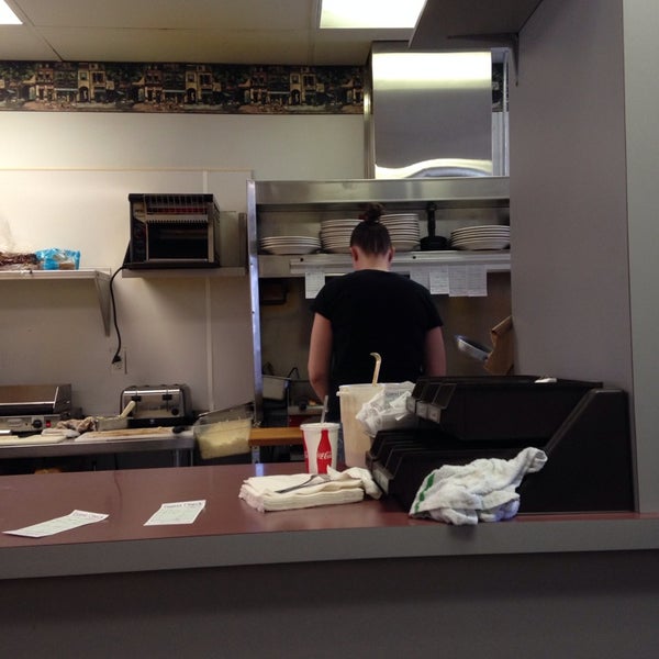 4/5/2014에 Sarah S.님이 Omelette &amp; Waffle Café에서 찍은 사진