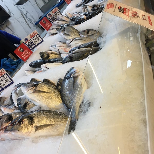 Foto tirada no(a) Kılıç Balık Market por Pelin T. em 12/15/2018