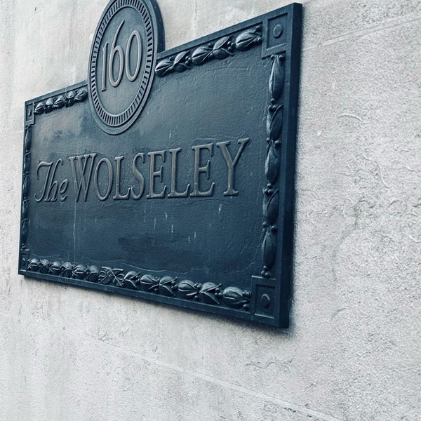 Foto diambil di The Wolseley oleh M H N pada 10/16/2023