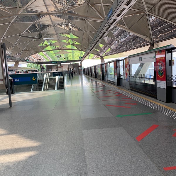 Photo taken at Expo MRT Interchange (CG1/DT35) by Willy on 12/23/2018