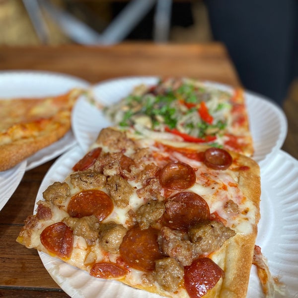 Das Foto wurde bei Champion Pizza von Rory C. am 11/4/2019 aufgenommen