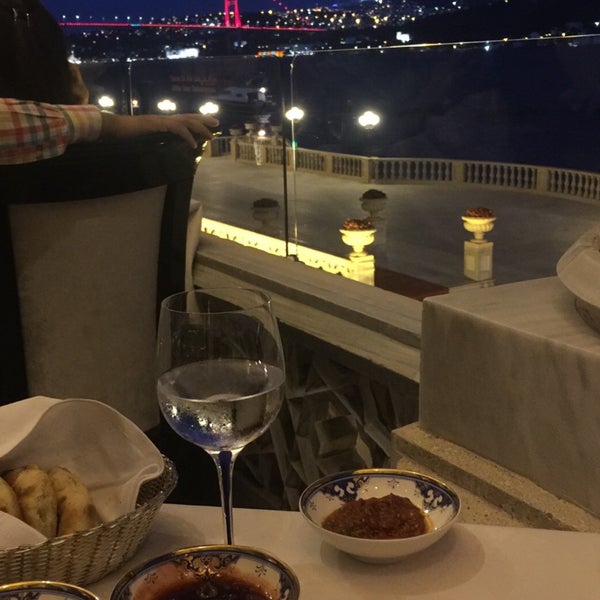 รูปภาพถ่ายที่ Tuğra Restaurant &amp; Lounge โดย Ahmet Barış İ. เมื่อ 5/31/2017
