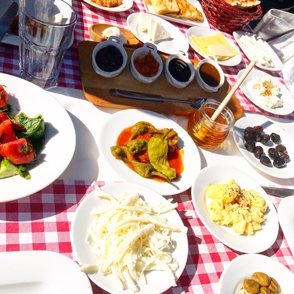 Foto tomada en Değirmentepe Oltu Kebap  por Esin S. el 10/22/2017