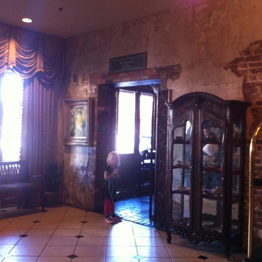 Das Foto wurde bei The Ambassador Hotel von Brian P. am 10/19/2012 aufgenommen