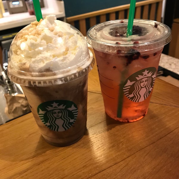 Снимок сделан в Starbucks пользователем Liza B. 8/13/2018