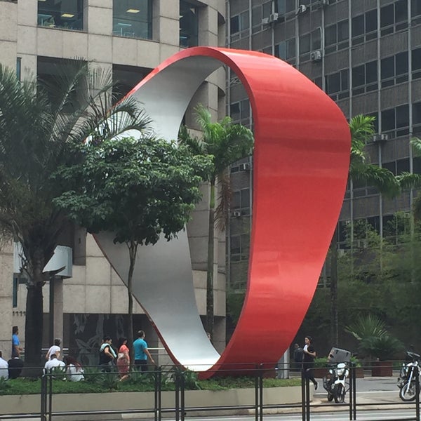 รูปภาพถ่ายที่ Avenida Paulista โดย Luciano M. M. เมื่อ 12/21/2015