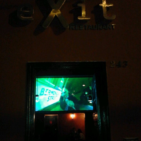 รูปภาพถ่ายที่ Exit Bar โดย Juan V. เมื่อ 4/16/2014