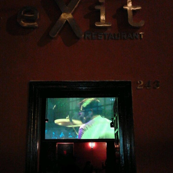 รูปภาพถ่ายที่ Exit Bar โดย Juan V. เมื่อ 4/17/2014