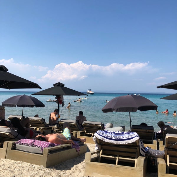Foto scattata a Villas • Seaside Lounge &amp; Restaurant da Vassilis K. il 7/13/2018