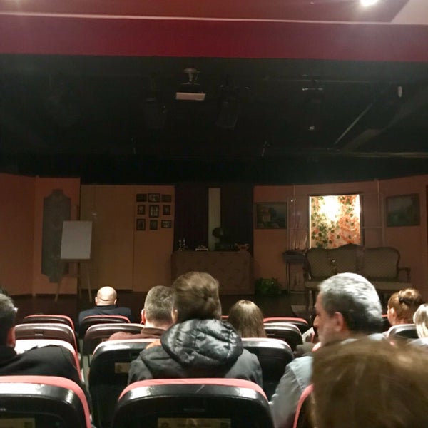 Das Foto wurde bei Duru Tiyatro von ekin a. am 3/1/2019 aufgenommen