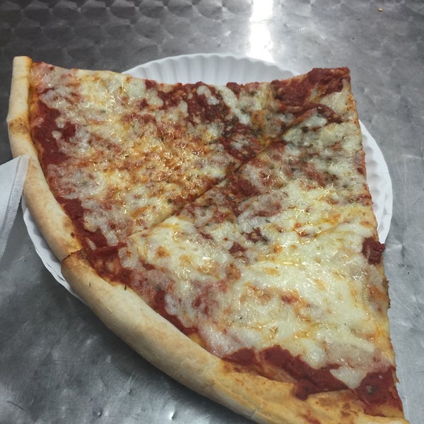 Foto scattata a Famous Ben&#39;s Pizza of SoHo da Daniel R. il 3/9/2016