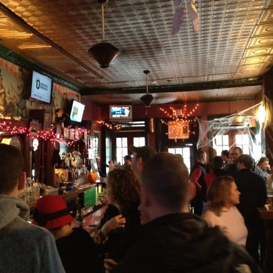 10/29/2012にSuzanne P.がS. Sullivans Bar &amp; Grillで撮った写真