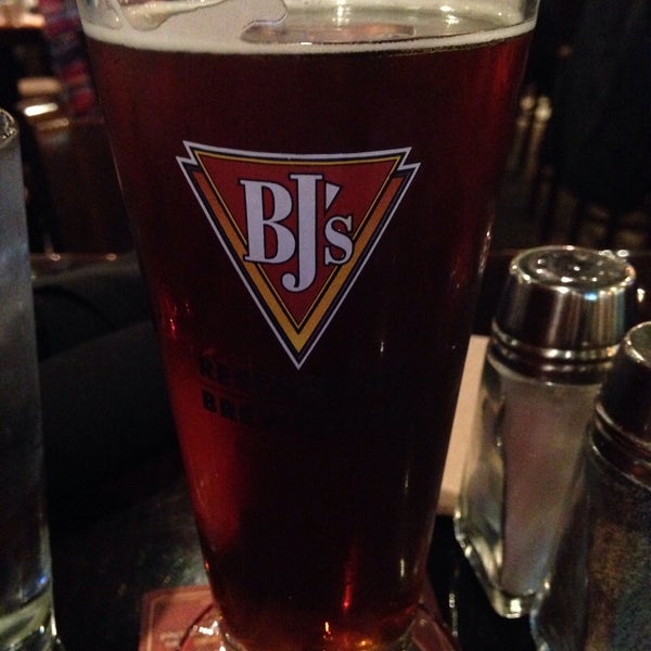 Photo taken at BJ&#39;s Restaurant &amp; Brewhouse by Todd D. on 1/4/2015