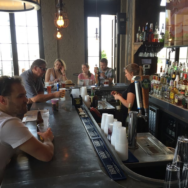 Photo prise au Jackson Brewery Bistro Bar par Todd D. le5/8/2015