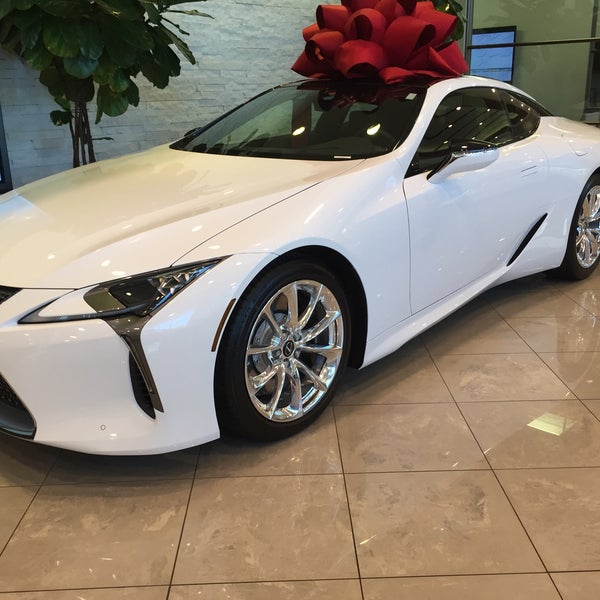 รูปภาพถ่ายที่ Lexus of Austin โดย Todd D. เมื่อ 11/24/2017