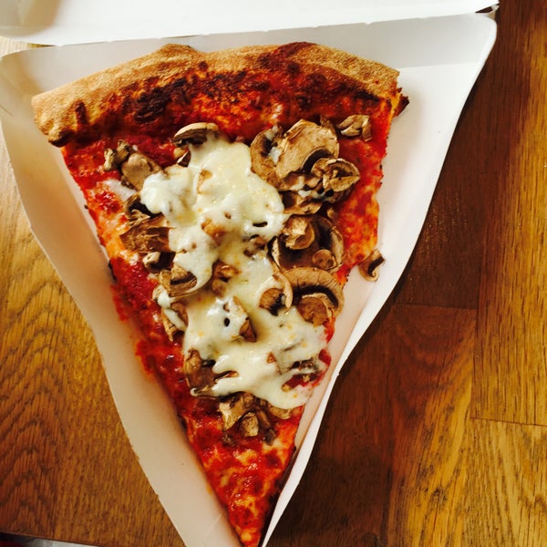Снимок сделан в Seniore&#39;s Pizza пользователем Shivani A. 5/18/2015