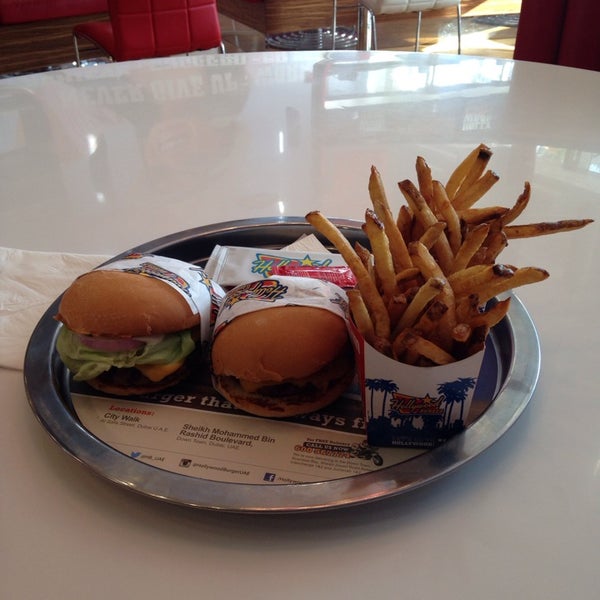 Photo taken at Hollywood Burger هوليوود برجر by Asmaa A. on 3/12/2014
