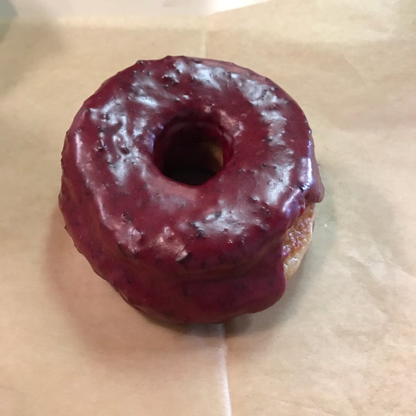 3/17/2017 tarihinde Rachel C.ziyaretçi tarafından Glazed Gourmet Doughnuts'de çekilen fotoğraf