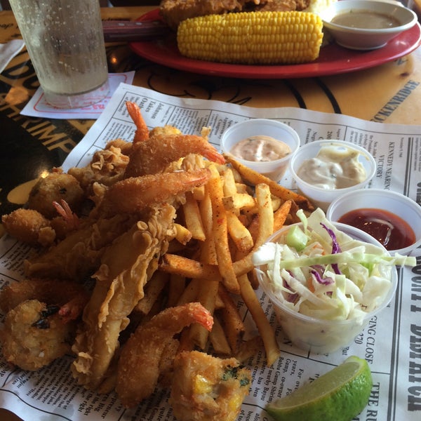 Photo taken at Bubba Gump Shrimp Co. by Noe L. on 10/17/2015