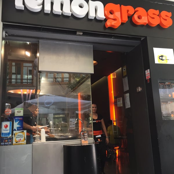 Photo taken at Lemongrass Ribera / Restaurante tailandés Valencia by Danny P. on 5/18/2015
