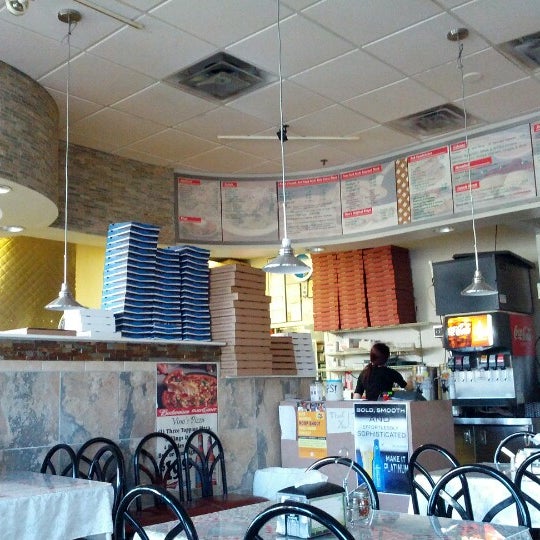 Foto scattata a Vino&#39;s Pizza and Italian Cuisine da Rob G. il 12/27/2012