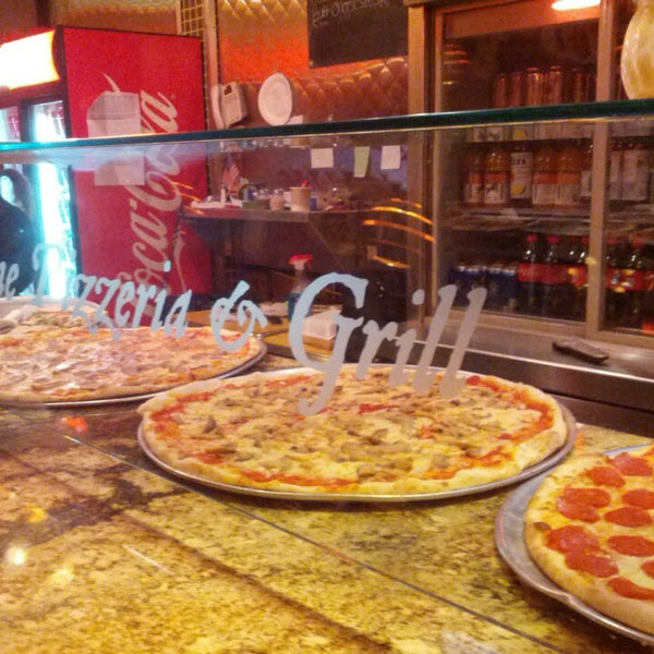 Foto diambil di Rome Pizzeria &amp; Grill oleh Rob G. pada 9/22/2013