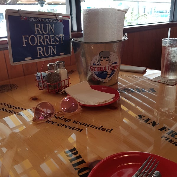 Photo taken at Bubba Gump Shrimp Co. by 김 개. on 9/23/2017