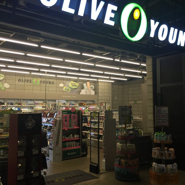 Магазин Olive yang. Магазин Olive o young. Магазинах Olive young в Корее. Olive young косметика логотип.