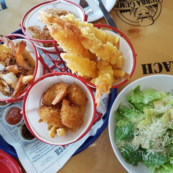 Photo taken at Bubba Gump Shrimp Co. by 김 개. on 9/23/2017