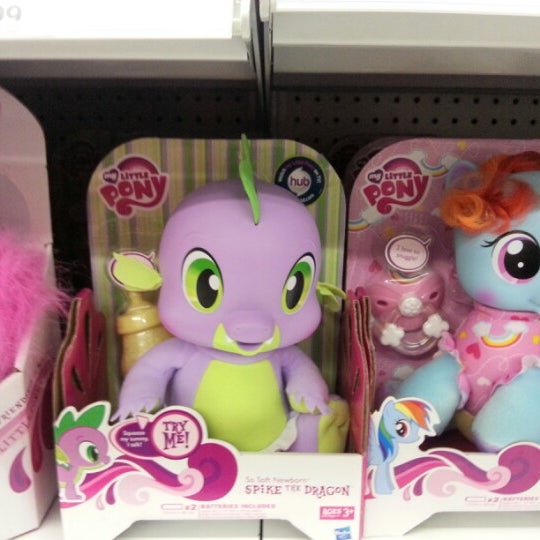 Photo taken at Toys"R"Us by Viktoria F. on 10/26/2012