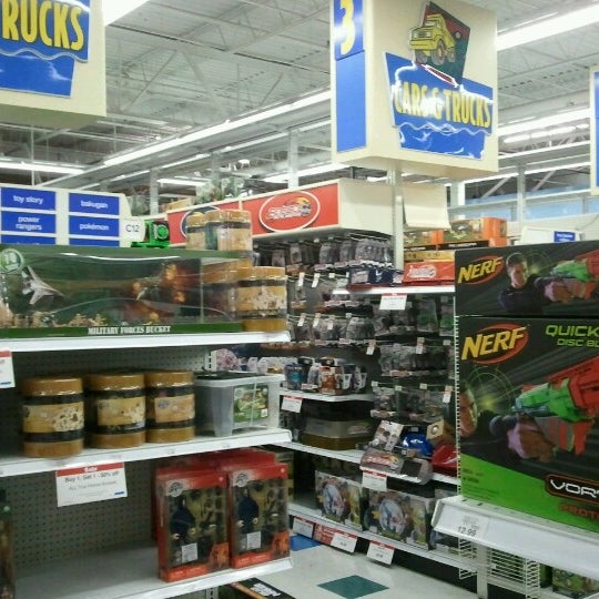 Photo taken at Toys"R"Us by Viktoria F. on 9/22/2012