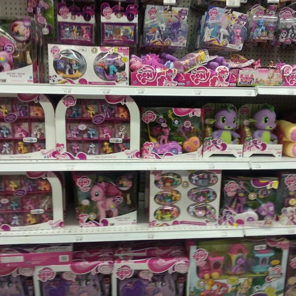 Photo taken at Toys"R"Us by Viktoria F. on 3/2/2013