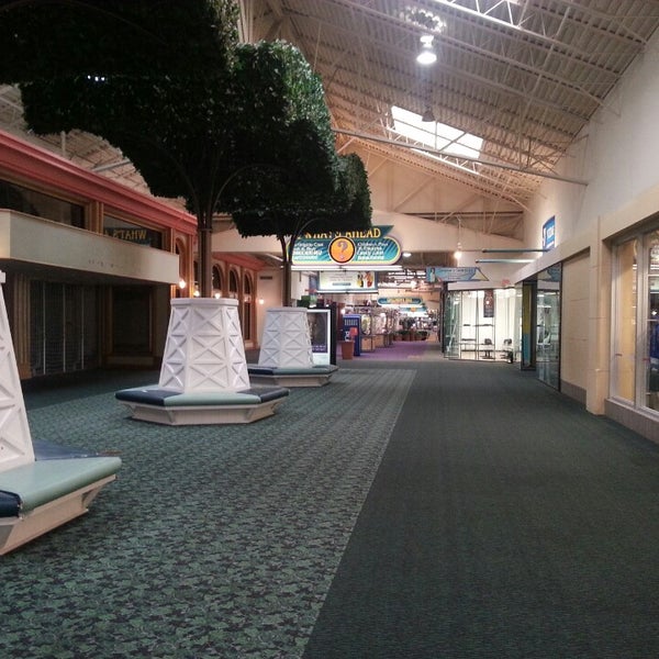 4/22/2013에 Viktoria F.님이 The Great Mall of the Great Plains에서 찍은 사진