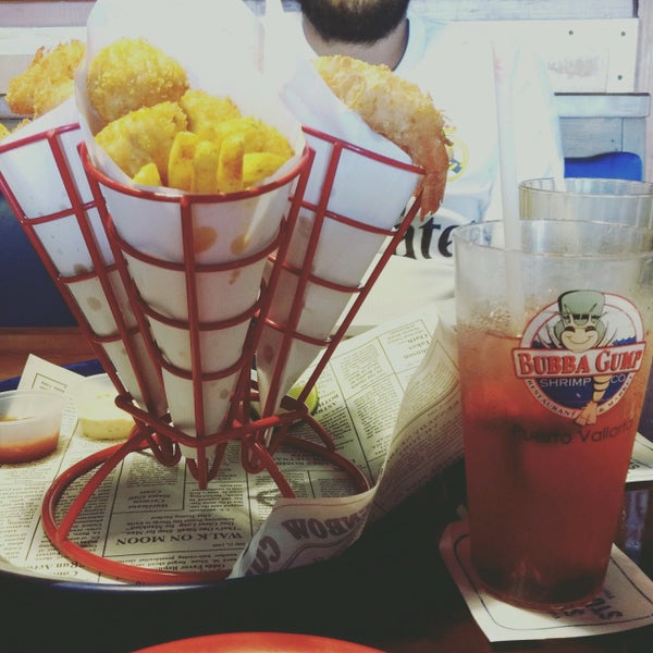 Photo taken at Bubba Gump Shrimp Co. by Mafer O. on 8/27/2016