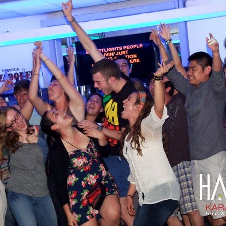 10/18/2013 tarihinde Haus Karaoke Bar &amp; Boxesziyaretçi tarafından Haus Karaoke Bar &amp; Boxes'de çekilen fotoğraf