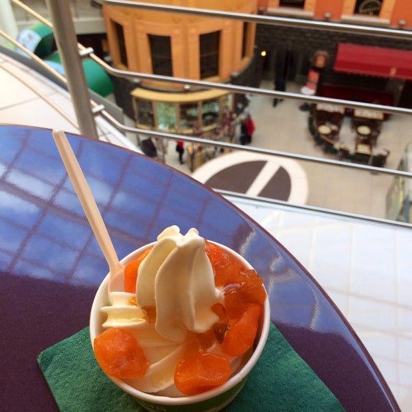 Снимок сделан в YOGU кафе, натуральный замороженный йогурт пользователем Elena 🍀 G. 9/14/2014
