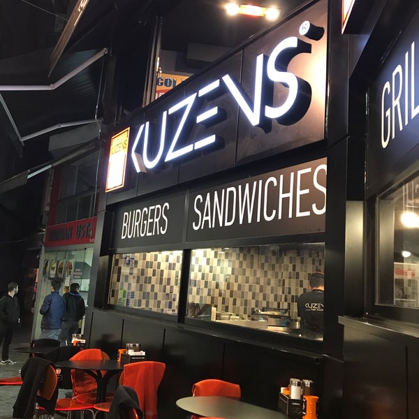 Foto tirada no(a) Kuzen&#39;s Fast Food por ✌ S.F.E ✌ Ö. em 11/17/2017