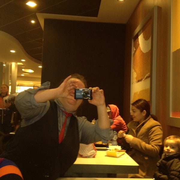 รูปภาพถ่ายที่ McDonald&#39;s โดย Lieng N. เมื่อ 11/19/2013